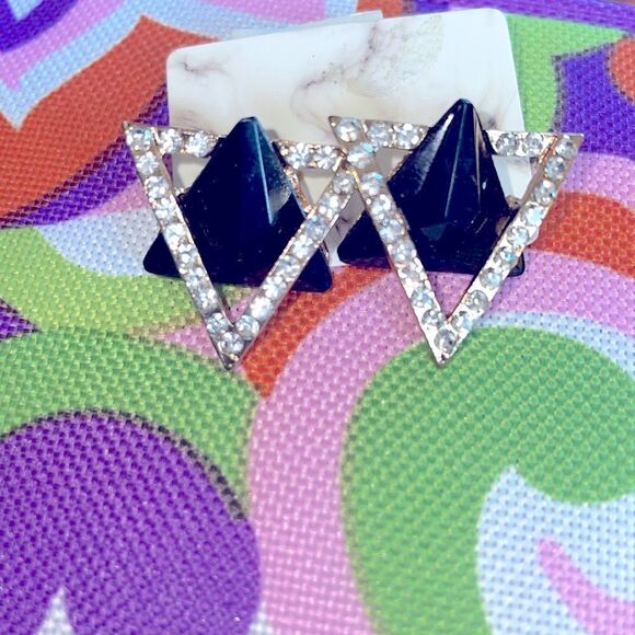 Sparkly V Black Acrylic Diamond Cubic Zirconia Earrings 80s 90s Vibe NEW! Boxed - Picture 1 of 2